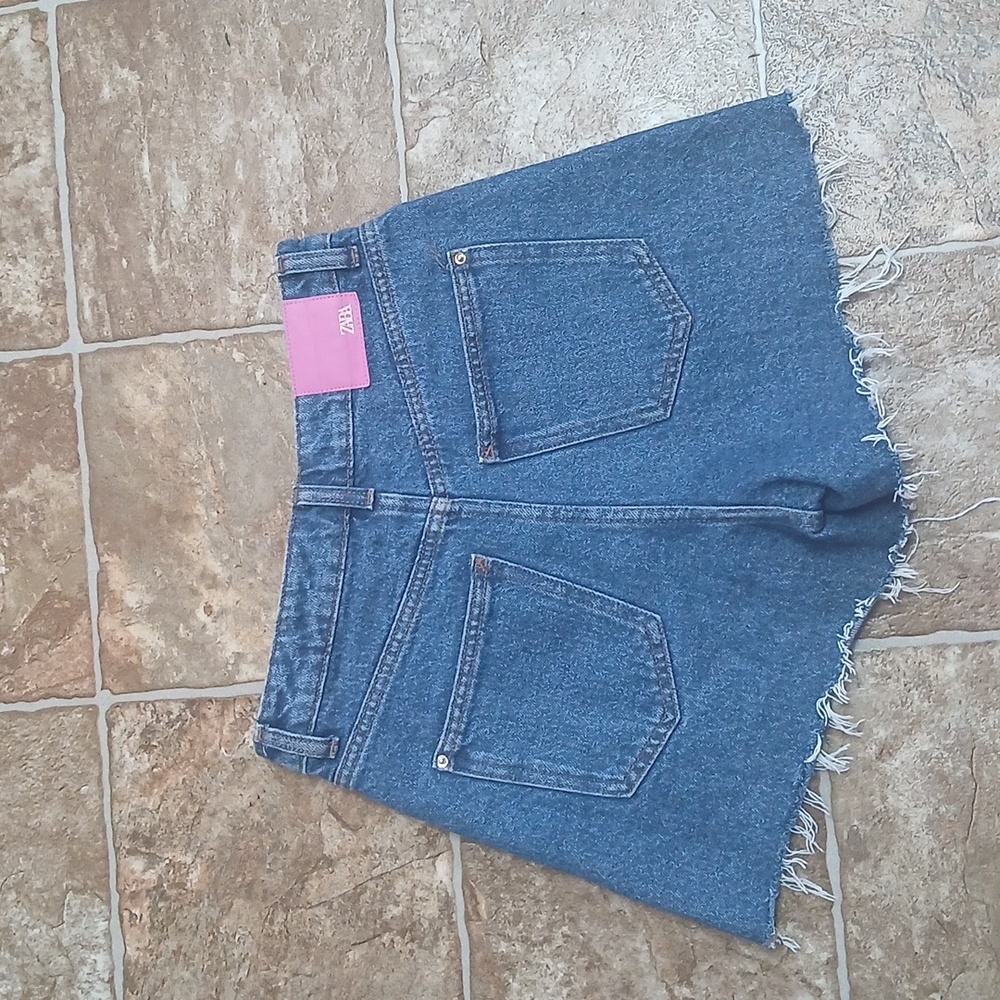 LIKE NEW Zara High Rise Frayed Jean Shorts Size 2 - Picture 5 of 5